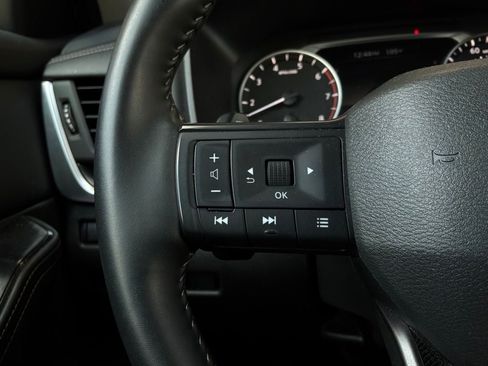 Used 2025 Nissan Rogue SV FWD image 32