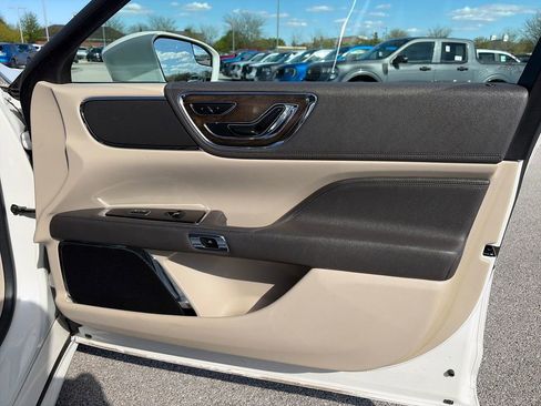 Used 2017 Lincoln Continental Premiere FWD image 10