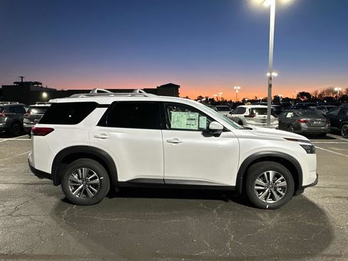 New 2025 Nissan Pathfinder SL image 4