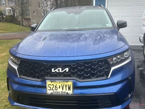 Used 2023 Kia Sorento S w/ Panoramic Sunroof Package image 2