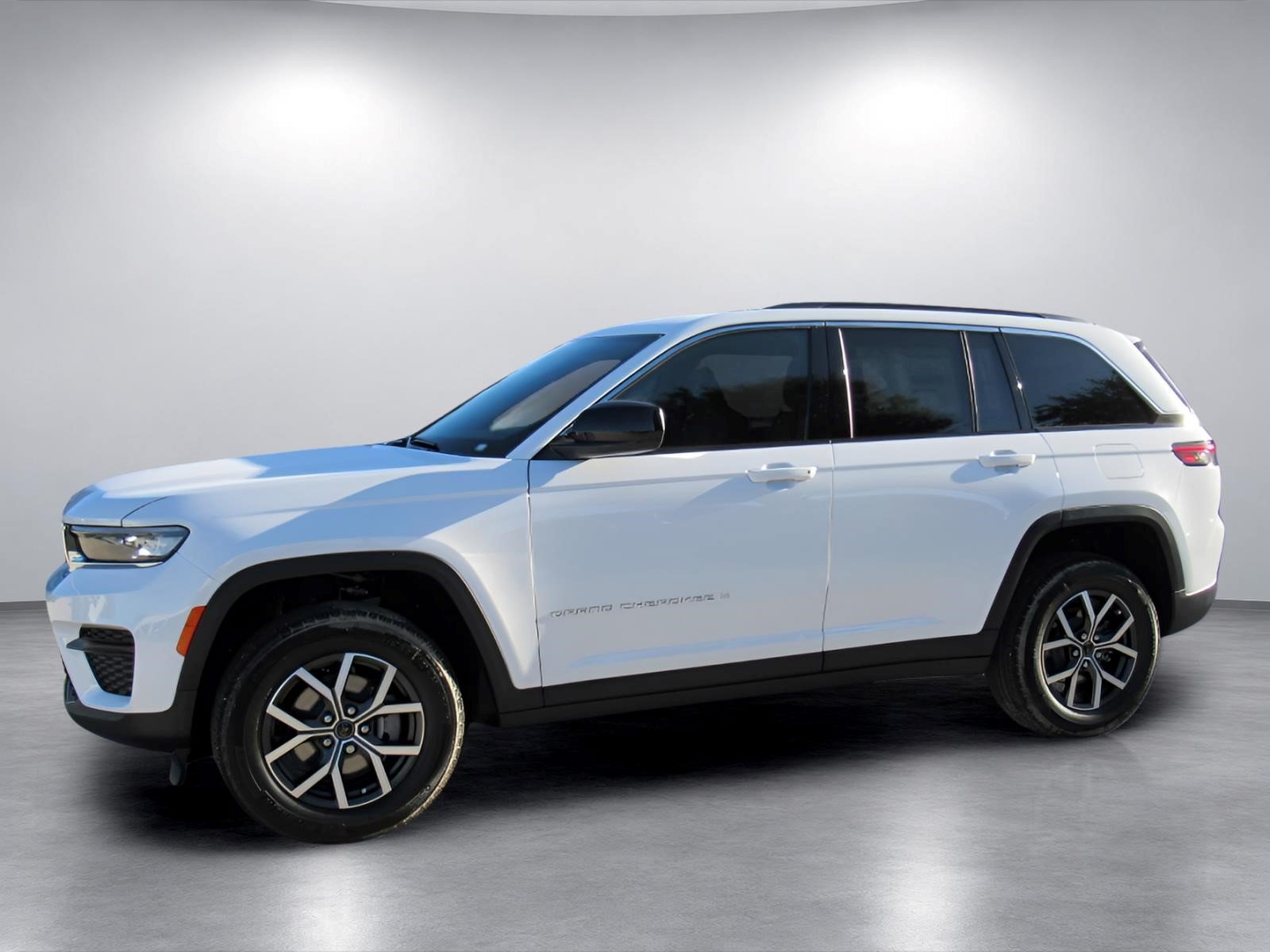 New 2027 Jeep Grand Cherokee Laredo RWD image 4