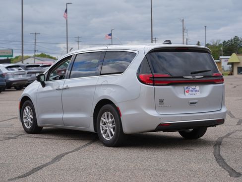 Used 2024 Chrysler Pacifica Touring-L FWD image 6