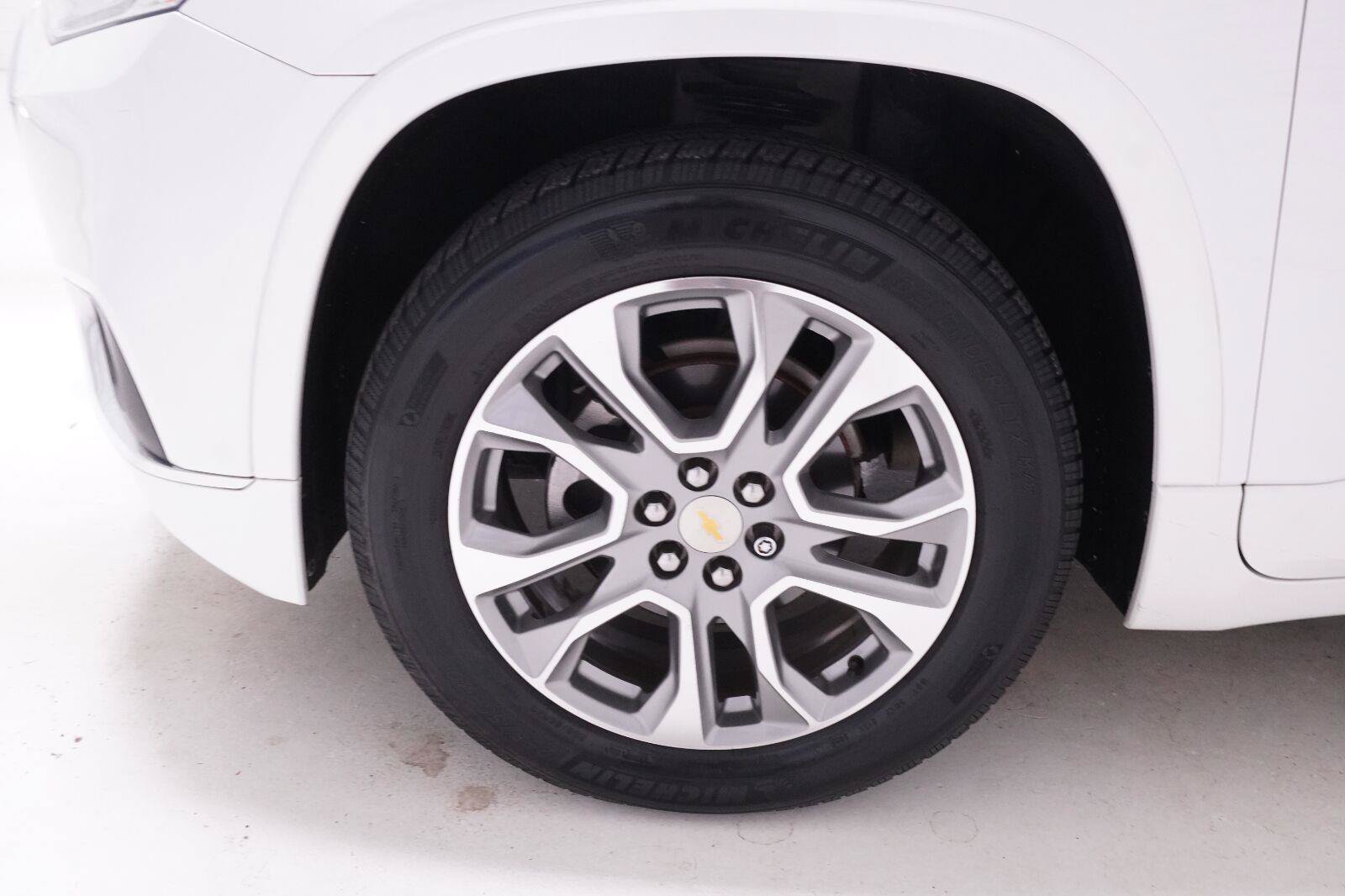 Used 2018 Chevrolet Traverse Premier w/ Driver Confidence II Package FWD image 42