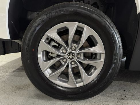 Used 2026 Toyota Sienna LE FWD image 10