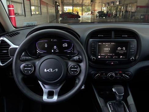 Used 2025 Kia Soul LX w/ LX Technology Package FWD image 13