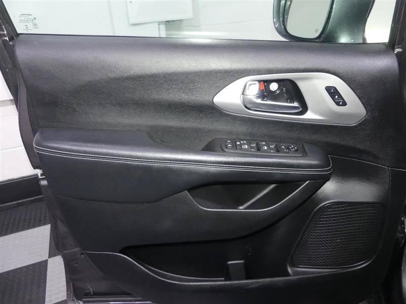 Used 2019 Chrysler Pacifica Limited w/ Advanced Safetytec Group FWD image 18