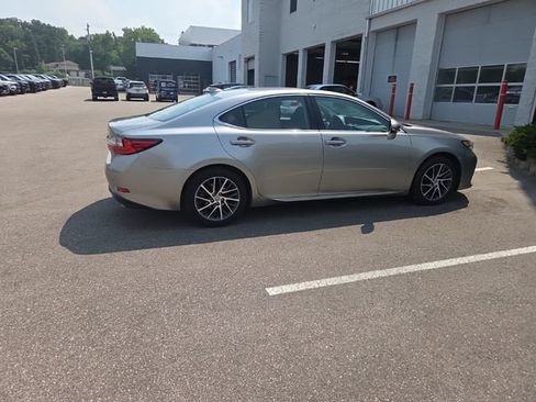Used 2016 Lexus ES 350 w/ Luxury Package w/Wood Trim FWD image 17