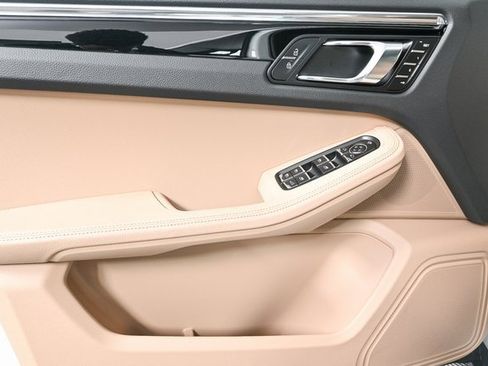 Certified 2025 Porsche Macan image 6