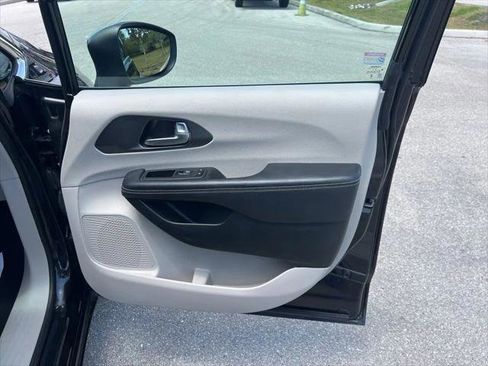 Certified 2023 Chrysler Pacifica Touring-L FWD image 43