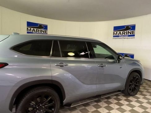 Used 2021 Toyota Highlander XLE FWD image 2