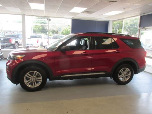 Certified 2022 Ford Explorer XLT w/ Equipment Group 202A image 8