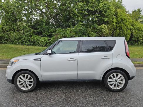 Used 2018 Kia Soul + FWD image 2