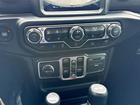 Used 2022 Jeep Wrangler Unlimited Sahara w/ Cold Weather Group AWD/4WD image 17