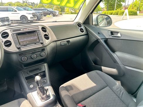 Used 2017 Volkswagen Tiguan Limited FWD image 19