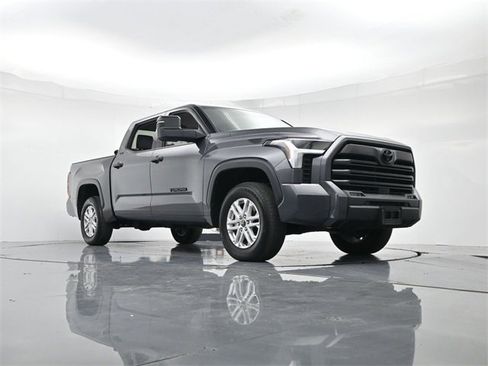 Used 2022 Toyota Tundra SR5 w/ SR5 Convenience Package image 34