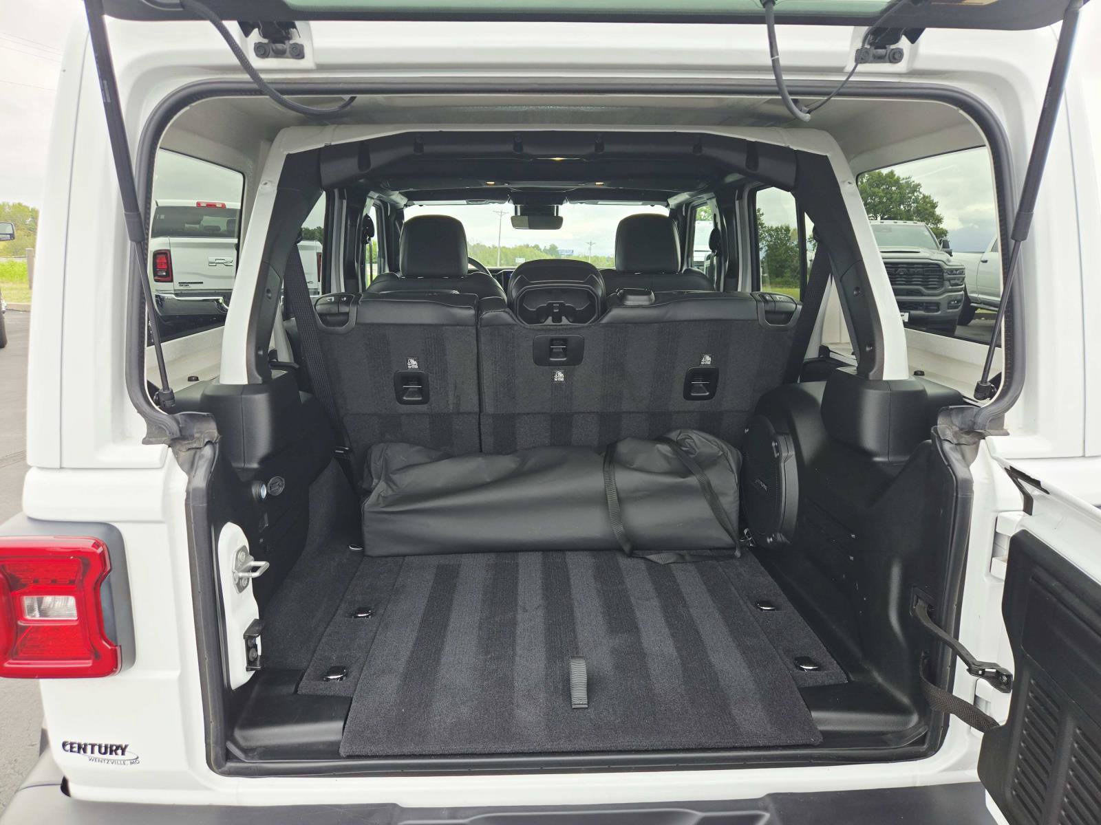 Used 2025 Jeep Wrangler Unlimited Sahara AWD/4WD image 15