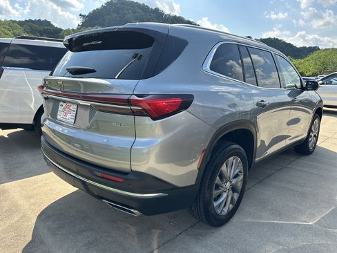 Used 2025 Buick Enclave Preferred AWD/4WD image 2