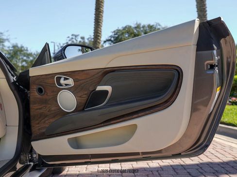 Used 2020 Aston Martin DB11 Volante image 37