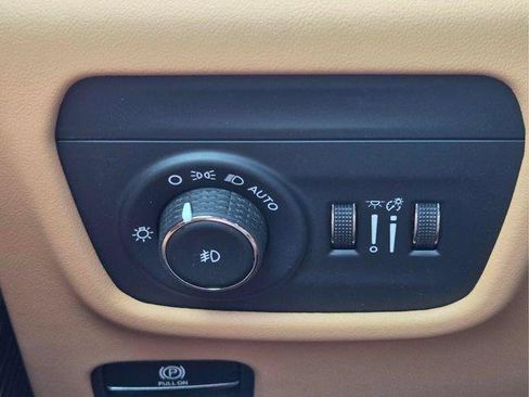 Used 2023 Jeep Grand Cherokee Summit AWD/4WD image 29