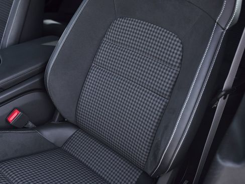 Used 2025 Porsche Taycan 4S w/ Premium Package image 44