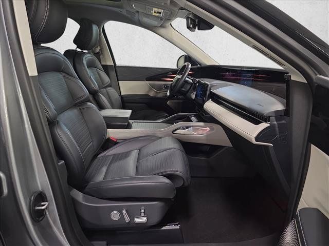 Used 2025 Lincoln Nautilus Reserve AWD/4WD image 10