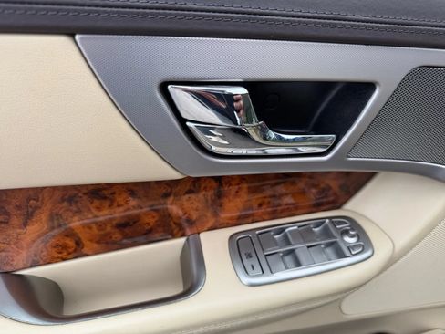 Used 2010 Jaguar XF Premium RWD image 14