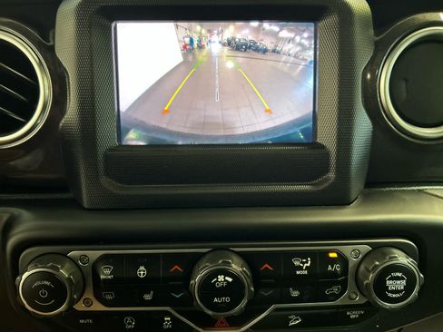 Used 2021 Jeep Wrangler Unlimited Sahara AWD/4WD image 5