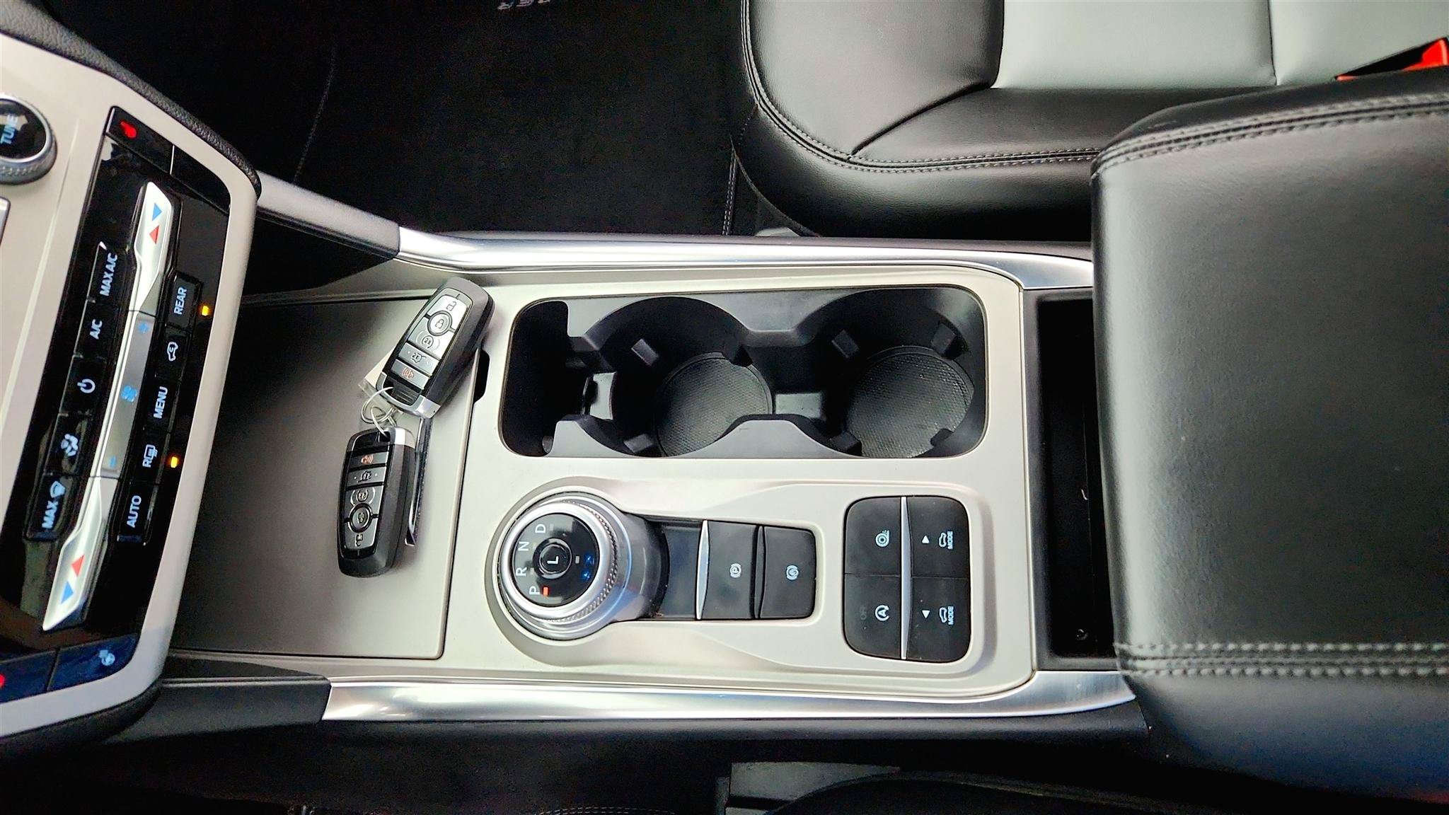 Used 2024 Ford Explorer XLT RWD image 15