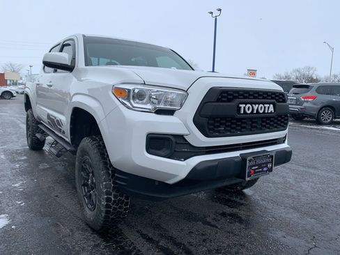 Used 2016 Toyota Tacoma SR image 1
