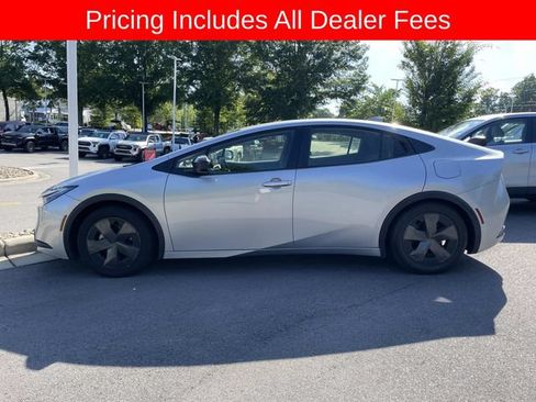 Used 2024 Toyota Prius LE FWD image 3