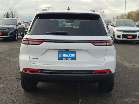 New 2025 Jeep Grand Cherokee Altitude image 13