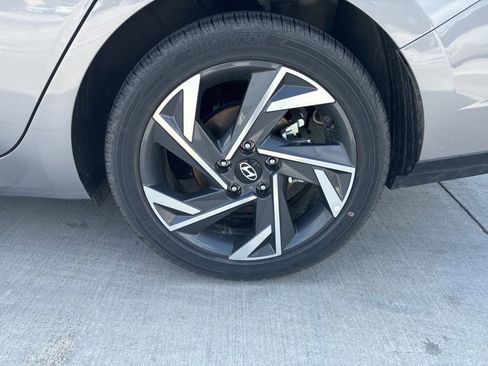 Used 2025 Hyundai Elantra Limited image 8