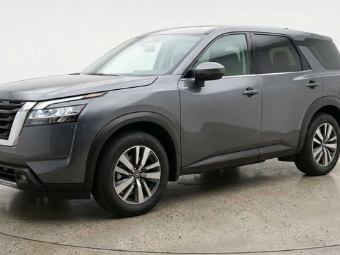 Used 2025 Nissan Pathfinder SV FWD image 3