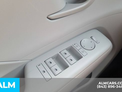 Used 2025 Hyundai Kona SEL FWD image 17