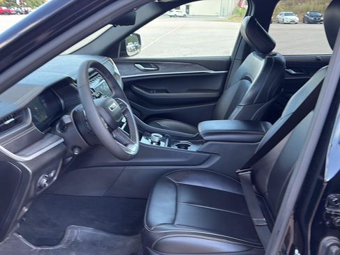 Used 2025 Jeep Grand Cherokee Limited w/ Luxury Tech Group II AWD/4WD image 8