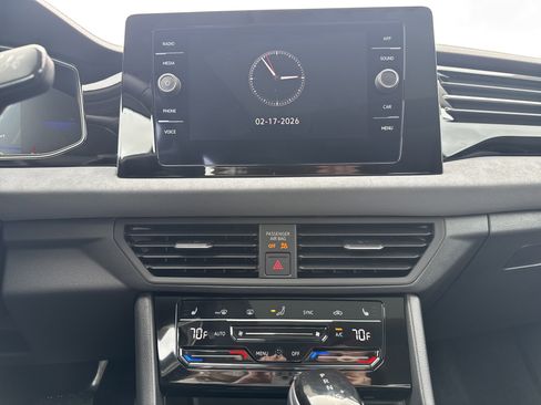 Certified 2025 Volkswagen Jetta SE w/ Sunroof Package image 12