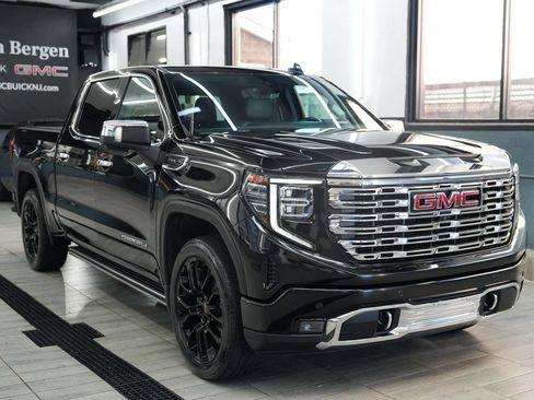 Used 2023 GMC Sierra 1500 Denali w/ Denali Reserve Package AWD/4WD image 3