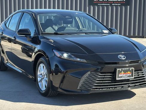 Used 2025 Toyota Camry LE FWD image 7