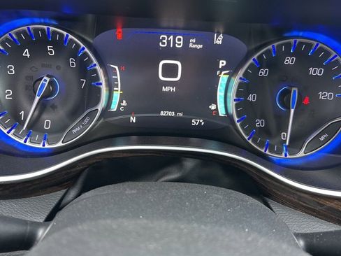 Used 2023 Chrysler Pacifica Limited image 8