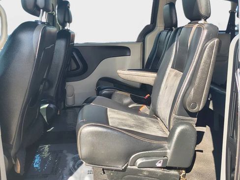 Used 2018 Dodge Grand Caravan SXT image 12