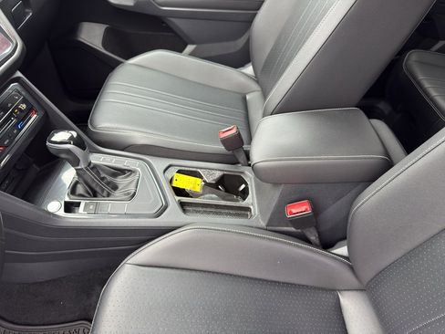 Used 2022 Volkswagen Tiguan SE image 14