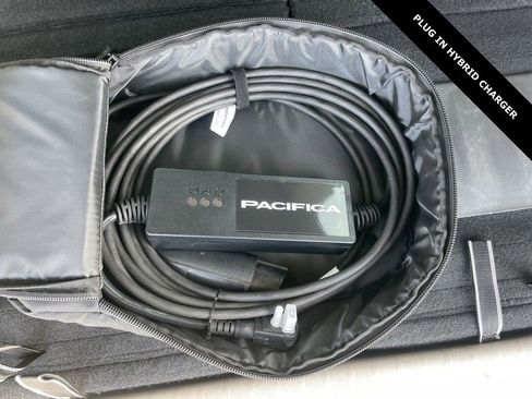 Used 2024 Chrysler Pacifica Select image 35