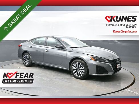 Used 2024 Nissan Altima 2.5 SV image 1