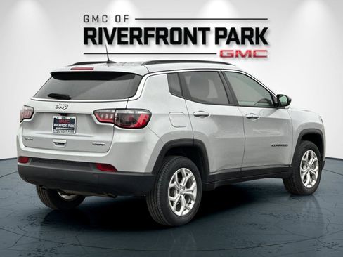 Used 2024 Jeep Compass Latitude image 3