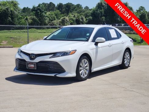 Used 2020 Toyota Camry LE FWD image 3