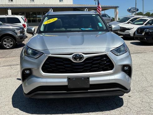 Used 2021 Toyota Highlander XLE AWD/4WD image 2