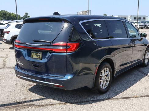 Used 2023 Chrysler Pacifica Touring-L FWD image 4