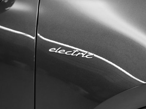 Certified 2025 Porsche Macan 4 Electric image 17