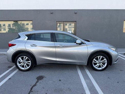 Used 2017 INFINITI QX30 FWD image 5