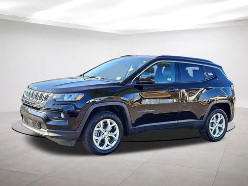 Used 2024 Jeep Compass Latitude image 3